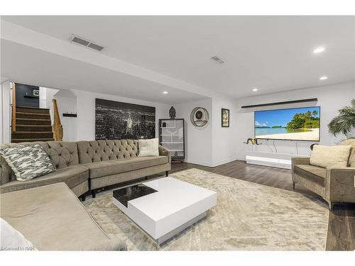 48 Shetland Crescent, St. Catharines, ON - Indoor Photo Showing Living Room