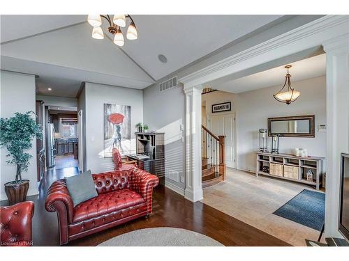 7178 St Michael Avenue, Niagara Falls, ON - Indoor Photo Showing Living Room