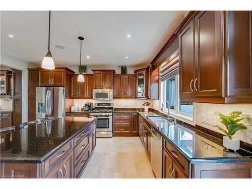 7178 St Michael Avenue, Niagara Falls, ON - Indoor Photo Showing Kitchen With Double Sink With Upgraded Kitchen