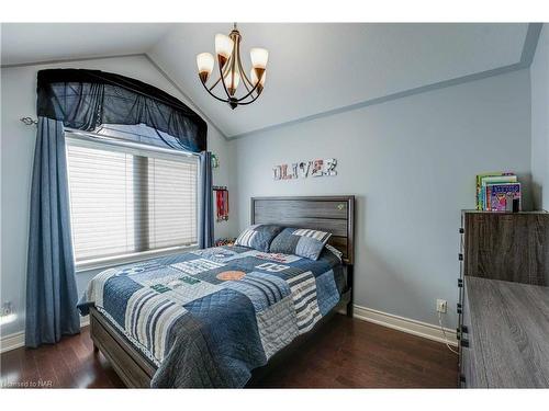 7178 St Michael Avenue, Niagara Falls, ON - Indoor Photo Showing Bedroom