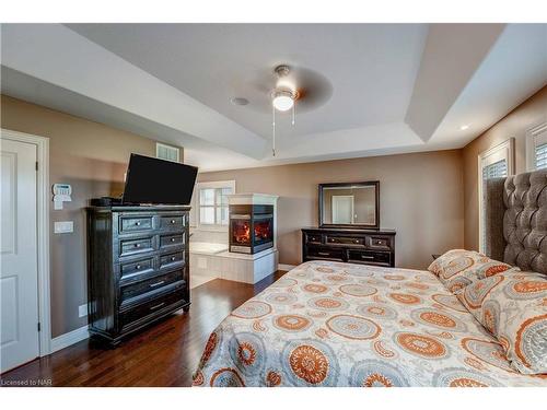 7178 St Michael Avenue, Niagara Falls, ON - Indoor Photo Showing Bedroom