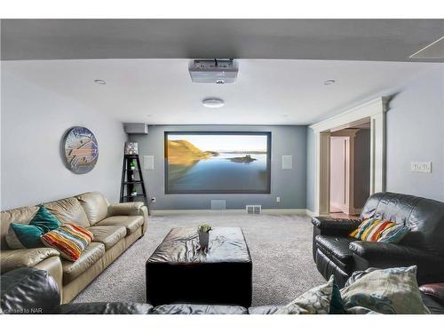 7178 St Michael Avenue, Niagara Falls, ON - Indoor Photo Showing Living Room