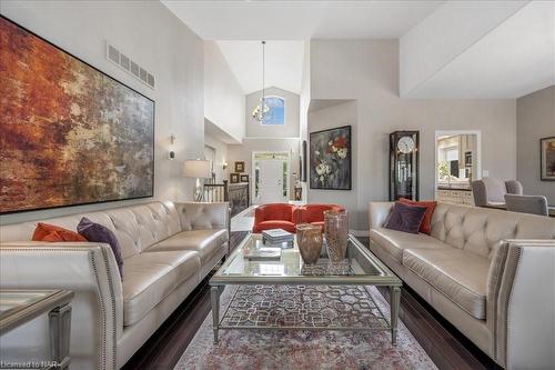 1025 Pelham Road, St. Catharines, ON - Indoor Photo Showing Living Room