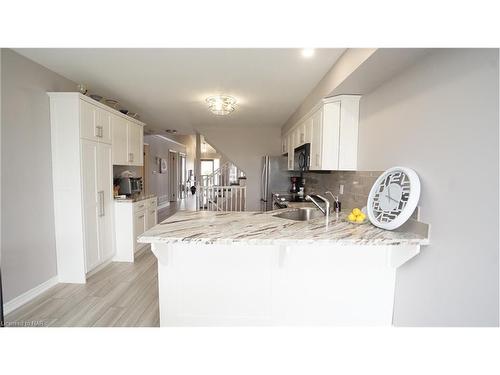 103 Morris Trail, Welland, ON - Indoor Photo Showing Kitchen