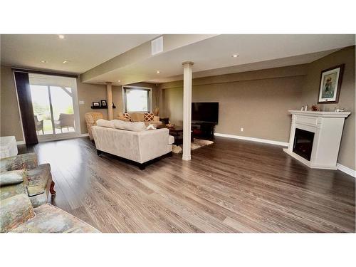 103 Morris Trail, Welland, ON - Indoor Photo Showing Living Room