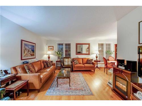 6216 Eldorado Avenue, Niagara Falls, ON - Indoor Photo Showing Living Room