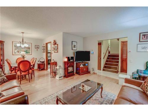 6216 Eldorado Avenue, Niagara Falls, ON - Indoor Photo Showing Living Room