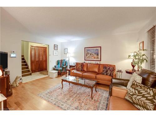 6216 Eldorado Avenue, Niagara Falls, ON - Indoor Photo Showing Living Room