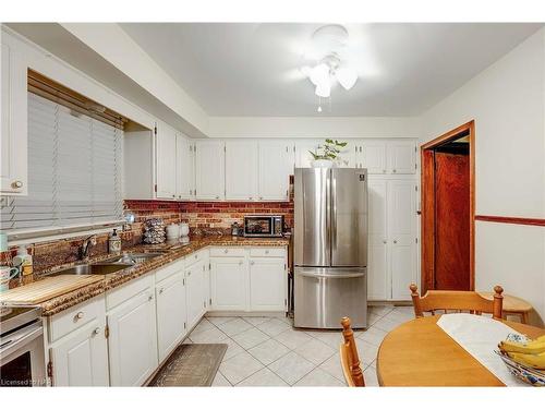 6216 Eldorado Avenue, Niagara Falls, ON - Indoor Photo Showing Kitchen With Double Sink