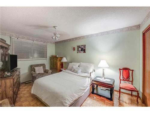 6216 Eldorado Avenue, Niagara Falls, ON - Indoor Photo Showing Bedroom