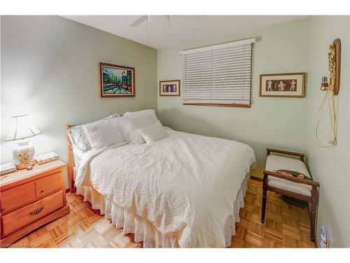 6216 Eldorado Avenue, Niagara Falls, ON - Indoor Photo Showing Bedroom