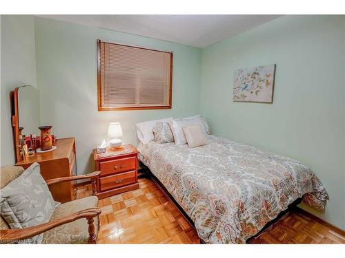 6216 Eldorado Avenue, Niagara Falls, ON - Indoor Photo Showing Bedroom