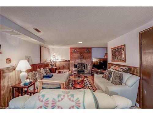 6216 Eldorado Avenue, Niagara Falls, ON - Indoor Photo Showing Living Room With Fireplace