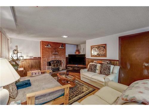 6216 Eldorado Avenue, Niagara Falls, ON - Indoor Photo Showing Living Room With Fireplace