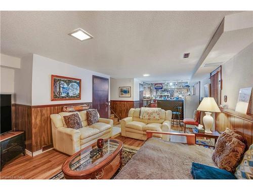 6216 Eldorado Avenue, Niagara Falls, ON - Indoor Photo Showing Living Room