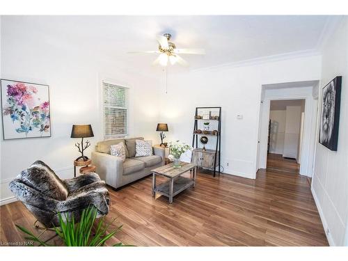 11 Henry Street, St. Catharines, ON - Indoor Photo Showing Living Room