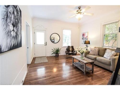 11 Henry Street, St. Catharines, ON - Indoor Photo Showing Living Room