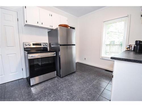 11 Henry Street, St. Catharines, ON - Indoor Photo Showing Kitchen