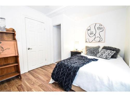 11 Henry Street, St. Catharines, ON - Indoor Photo Showing Bedroom