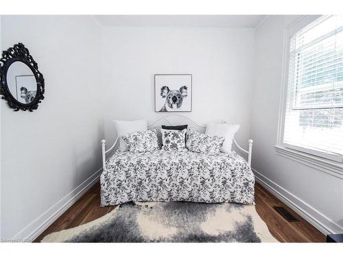 11 Henry Street, St. Catharines, ON - Indoor Photo Showing Bedroom