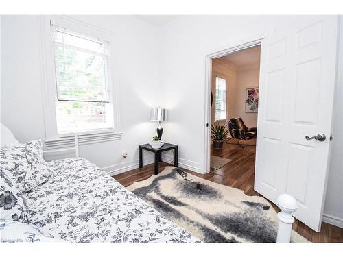 11 Henry Street, St. Catharines, ON - Indoor Photo Showing Bedroom