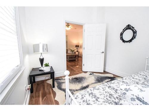 11 Henry Street, St. Catharines, ON - Indoor Photo Showing Bedroom