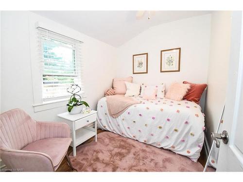 11 Henry Street, St. Catharines, ON - Indoor Photo Showing Bedroom