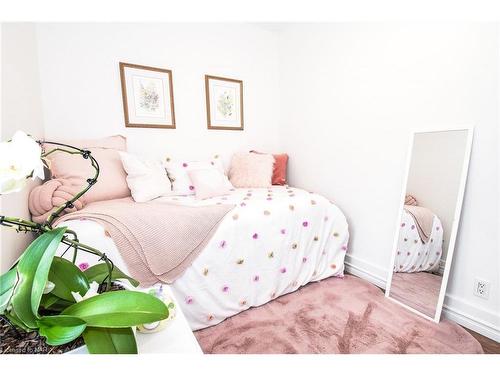 11 Henry Street, St. Catharines, ON - Indoor Photo Showing Bedroom