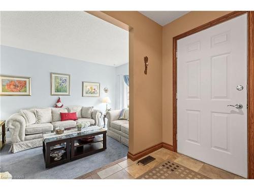 15-6910 Kalar Road, Niagara Falls, ON - Indoor Photo Showing Living Room