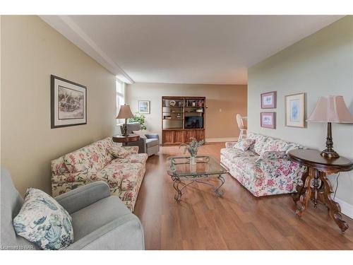 402-141 Church Street, St. Catharines, ON - Indoor Photo Showing Living Room