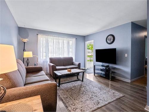 321 Dufferin Street, Fort Erie, ON - Indoor Photo Showing Living Room