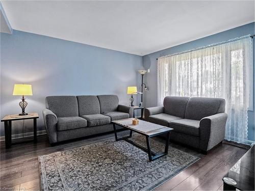 321 Dufferin Street, Fort Erie, ON - Indoor Photo Showing Living Room