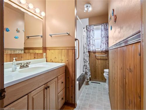 321 Dufferin Street, Fort Erie, ON - Indoor Photo Showing Bathroom