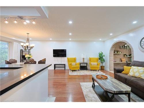 4124 Preston Avenue, Niagara Falls, ON - Indoor Photo Showing Living Room