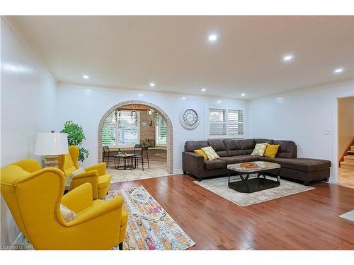 4124 Preston Avenue, Niagara Falls, ON - Indoor Photo Showing Living Room