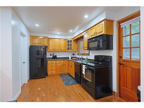 4124 Preston Avenue, Niagara Falls, ON - Indoor Photo Showing Kitchen