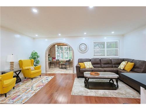 4124 Preston Avenue, Niagara Falls, ON - Indoor Photo Showing Living Room