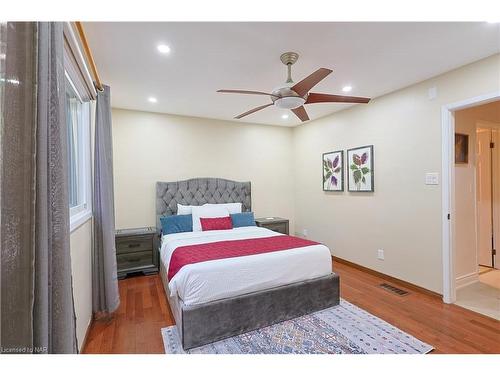 4124 Preston Avenue, Niagara Falls, ON - Indoor Photo Showing Bedroom