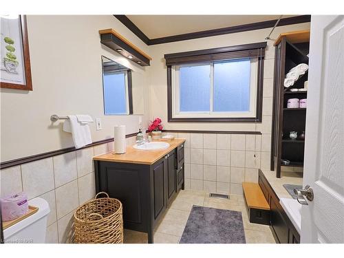 4124 Preston Avenue, Niagara Falls, ON - Indoor Photo Showing Bathroom