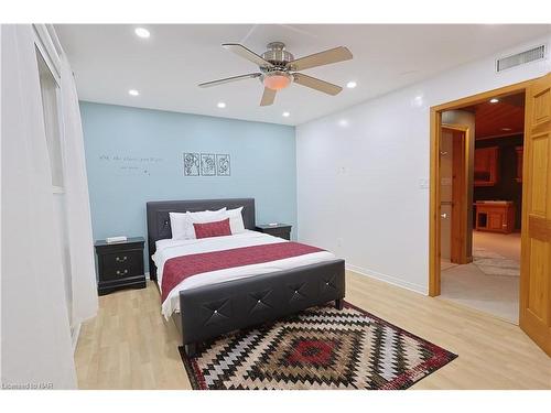 4124 Preston Avenue, Niagara Falls, ON - Indoor Photo Showing Bedroom