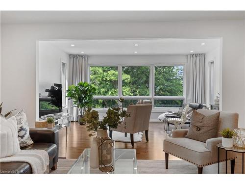 50 Melrose Drive, Niagara-On-The-Lake, ON - Indoor Photo Showing Living Room