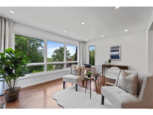 50 Melrose Drive, Niagara-On-The-Lake, ON - Indoor Photo Showing Living Room