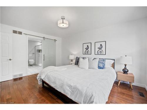 50 Melrose Drive, Niagara-On-The-Lake, ON - Indoor Photo Showing Bedroom