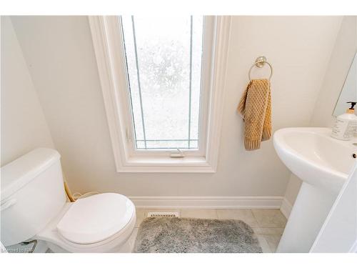 7846 Hackberry Trail, Niagara Falls, ON - Indoor Photo Showing Bathroom