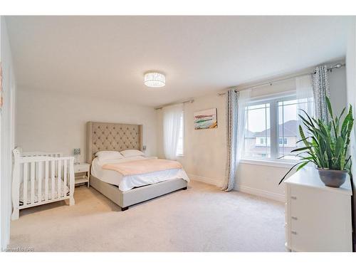 7846 Hackberry Trail, Niagara Falls, ON - Indoor Photo Showing Bedroom