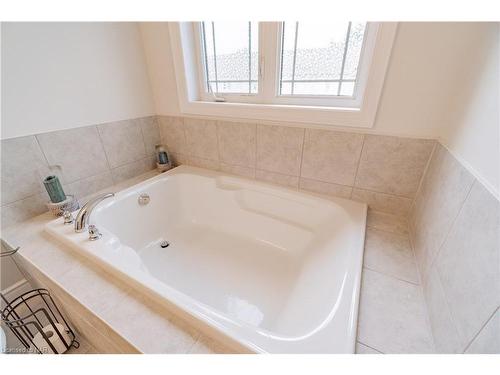 7846 Hackberry Trail, Niagara Falls, ON - Indoor Photo Showing Bathroom