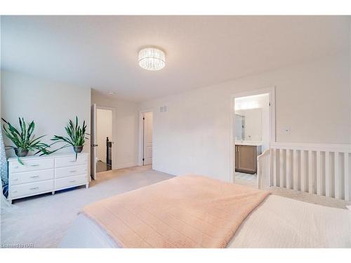 7846 Hackberry Trail, Niagara Falls, ON - Indoor Photo Showing Bedroom