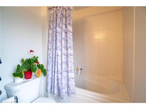 7846 Hackberry Trail, Niagara Falls, ON - Indoor Photo Showing Bathroom