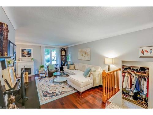 3195 St. Patrick Avenue, Niagara Falls, ON - Indoor Photo Showing Living Room