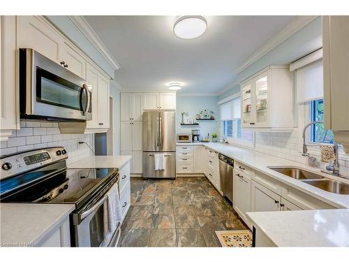 3195 St. Patrick Avenue, Niagara Falls, ON - Indoor Photo Showing Kitchen With Double Sink With Upgraded Kitchen